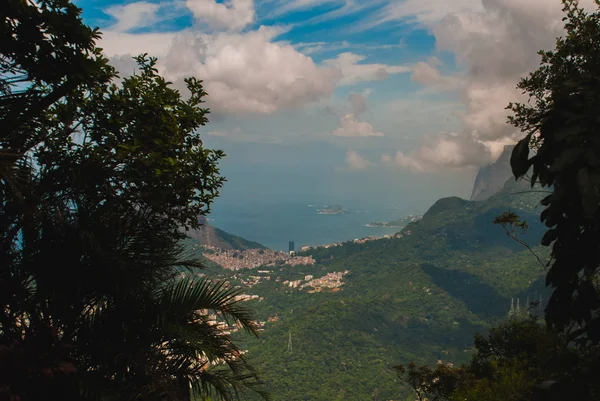 Panorama de Río de Janeiro visto desde la montaña Corcovado en Río de Janeiro, Brasil — Foto de Stock
