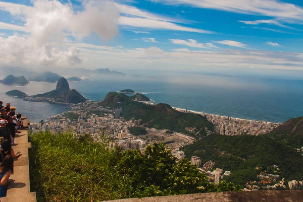 Río de Janeiro, Pan de Azúcar, Brasil: Montaña que se asemeja a embudo invertido detrás de la colina Urca. Sitio turístico en la antigua capital de Brasil . — Foto de Stock