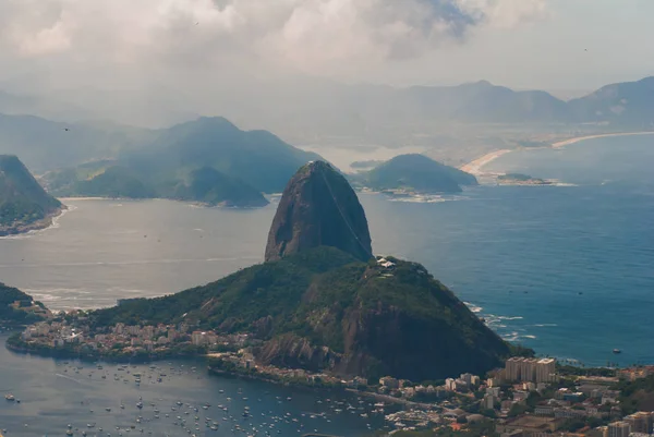 Rio de Janeiro, Sugar Loaf, Brasil: Montanha que se assemelha a funil invertido atrás da colina Urca. Sítio turístico na antiga capital do Brasil . — Fotografia de Stock