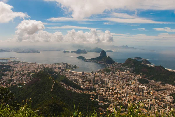 Rio de Janeiro, Brasile. Spiaggia di Suggar Loaf e Botafogo vista da Corcovado — Foto Stock