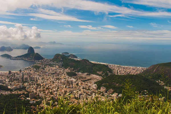 Rio de Janeiro, Pan di Zucchero, Brasile: Montagna simile a imbuto invertito dietro la collina Urca. Sito turistico nell'ex capitale del Brasile . — Foto Stock