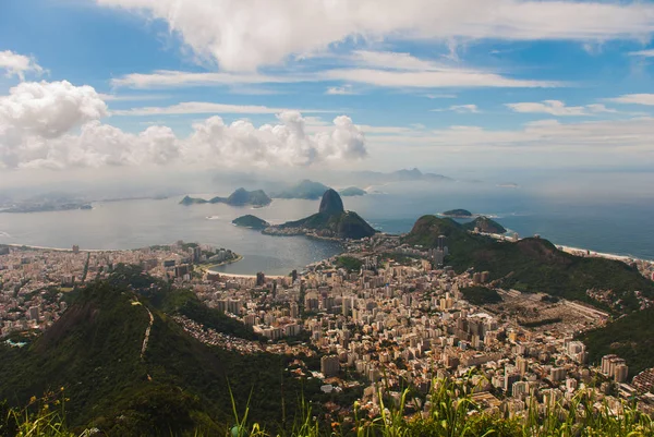 Río de Janeiro, Pan de Azúcar, Brasil: Montaña que se asemeja a embudo invertido detrás de la colina Urca. Sitio turístico en la antigua capital de Brasil . — Foto de Stock