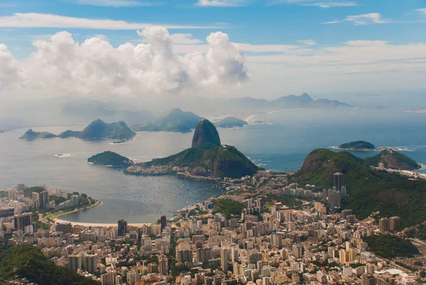 Río de Janeiro, Pan de Azúcar, Brasil: Montaña que se asemeja a embudo invertido detrás de la colina Urca. Sitio turístico en la antigua capital de Brasil . — Foto de Stock