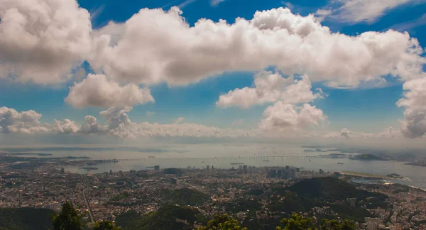 Río de Janeiro, Brasil: Panorama de Río de Janeiro visto desde la montaña Corcovado en Río de Janeiro — Foto de Stock