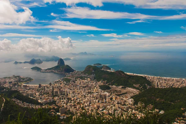 Rio de Janeiro, cukrová sekaná, Brazílie: hora připomínající obrácené nálevky za kopci Urca. Turistická lokalita v bývalém hlavním městě Brazílie. — Stock fotografie