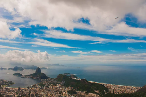 Rio de Janeiro, cukrová sekaná, Brazílie: hora připomínající obrácené nálevky za kopci Urca. Turistická lokalita v bývalém hlavním městě Brazílie. — Stock fotografie