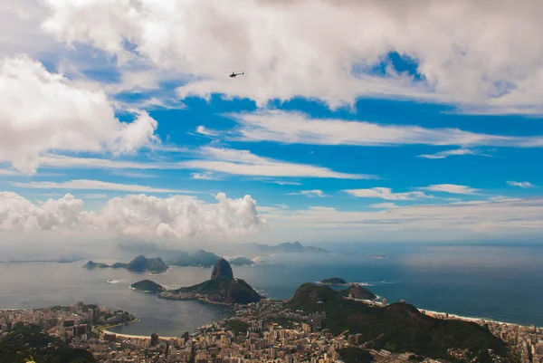 Río de Janeiro, Pan de Azúcar, Brasil: Montaña que se asemeja a embudo invertido detrás de la colina Urca. Sitio turístico en la antigua capital de Brasil . — Foto de Stock