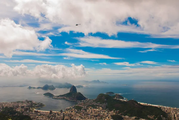 Rio de Janeiro, Sugar Loaf, Brasil: Montanha que se assemelha a funil invertido atrás da colina Urca. Sítio turístico na antiga capital do Brasil . — Fotografia de Stock