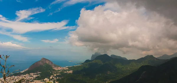 Río de Janeiro, Brasil: Panorama de Río de Janeiro visto desde la montaña Corcovado en Río de Janeiro — Foto de Stock