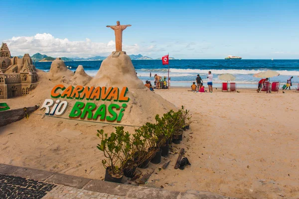 Rio de Janeiro, Copacabana Beach, Brasilien: vackert landskap med utsikt över havet och stranden. Den mest kända stranden i Rio de Janeiro. — Stockfoto