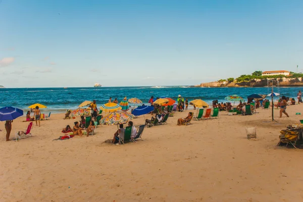 Rio de Janeiro, praia de Copacabana, Brasil: Bela paisagem com vista para o mar e a praia. A praia mais famosa do Rio de Janeiro . — Fotografia de Stock