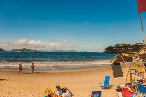 Rio de Janeiro, praia de Copacabana, Brasil: Bela paisagem com vista para o mar e a praia. A praia mais famosa do Rio de Janeiro . — Fotografia de Stock