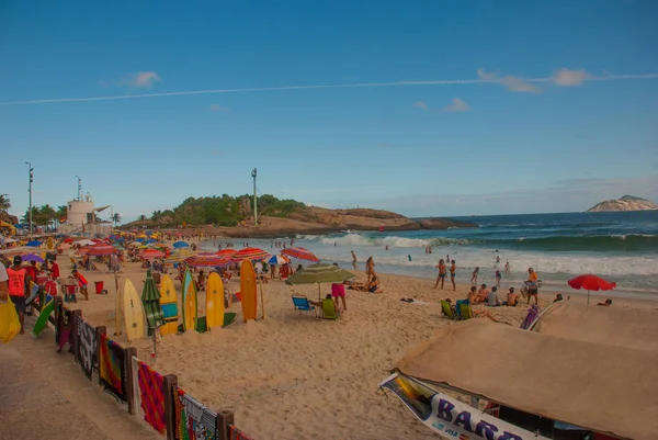 Rio de Janeiro, Brazília: Ipanema Beach. Gyönyörű és népszerű strand között brazilok és a turisták. — Stock Fotó