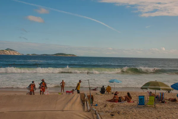 Rio de Janeiro, Brazylia: plaża Ipanema. Piękna i popularna plaża wśród Brazylijczyków i turystów. — Zdjęcie stockowe