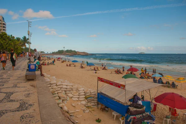 Rio de Janeiro, Brésil : plage d'Ipanema. Belle plage populaire parmi les Brésiliens et les touristes . — Photo