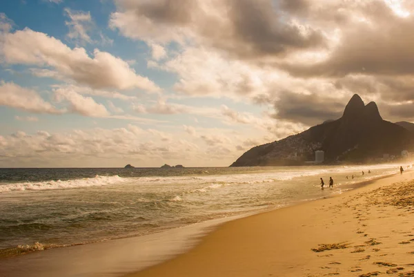 Río de Janeiro, Brasil: Playa de Ipanema y Leblon y montaña Dois Irmao, Dos Hermanos, en Río de Janeiro . — Foto de Stock