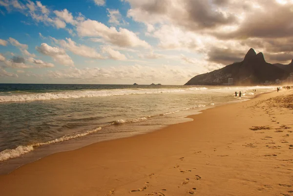 Río de Janeiro, Brasil: Playa de Ipanema y Leblon y montaña Dois Irmao, Dos Hermanos, en Río de Janeiro . — Foto de Stock