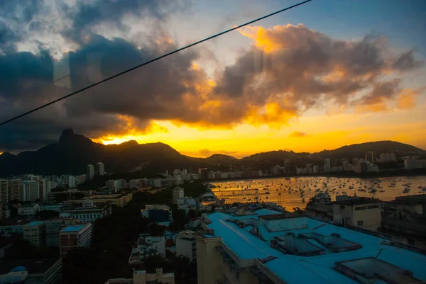 Rio de Janeiro, Brezilya: Şehrin tepesinde gün batımında güzel manzara. — Stok fotoğraf
