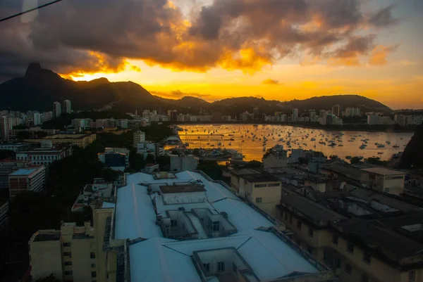 Rio de Janeiro, Brasile: Bellissimo paesaggio al tramonto sulla cima della città . — Foto Stock