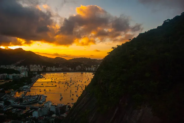 Rio de Janeiro, Brazília: gyönyörű táj naplementekor a város tetején. — Stock Fotó