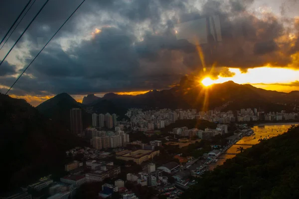 Kilátás egy felvonóhoz naplementekor, bemutatva több strandok és tereptárgyak Rio de Janeiro. Rio de Janeiro, Brazília — Stock Fotó