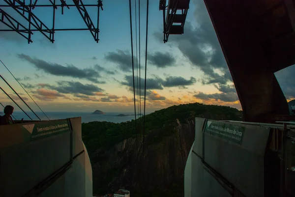 Vue d'un téléphérique au coucher du soleil, montrant plusieurs plages et points d'intérêt à Rio de Janeiro. Rio de Janeiro, Brésil — Photo