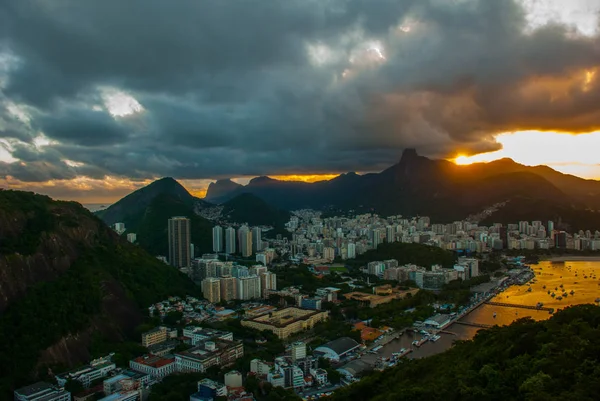 Rio de Janeiro, Brazília: gyönyörű táj naplementekor a város tetején. — Stock Fotó