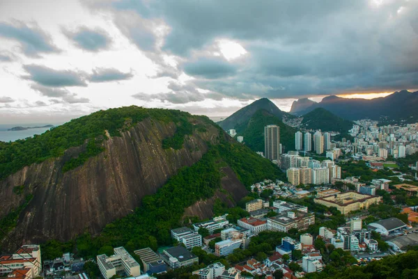 Rio de Janeiro, Brazília: gyönyörű táj naplementekor a város tetején. — Stock Fotó