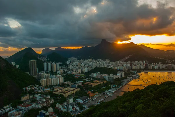 Rio de Janeiro, Brezilya: Şehrin tepesinde gün batımında güzel manzara. — Stok fotoğraf