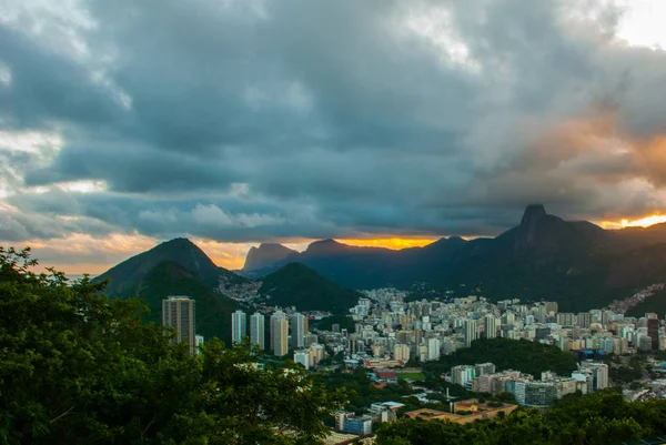 巴西里约热内卢：日落时分城市山顶的美丽景观. — 图库照片