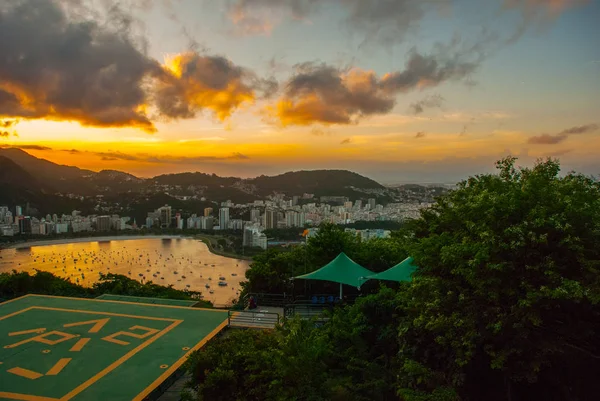 Rio de Janeiro, Brazília: gyönyörű táj naplementekor a város tetején. — Stock Fotó