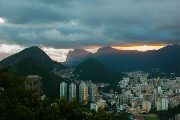 Rio de Janeiro, Brazília: gyönyörű táj naplementekor a város tetején. — Stock Fotó