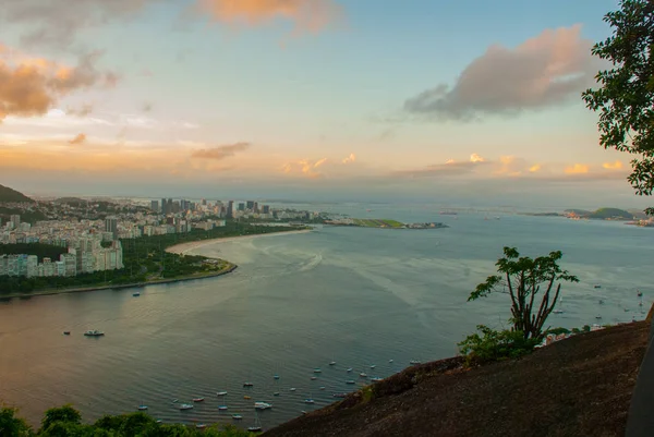 Rio de Janeiro, Brazília: gyönyörű táj naplementekor a tetején a tenger és a szigetek — Stock Fotó