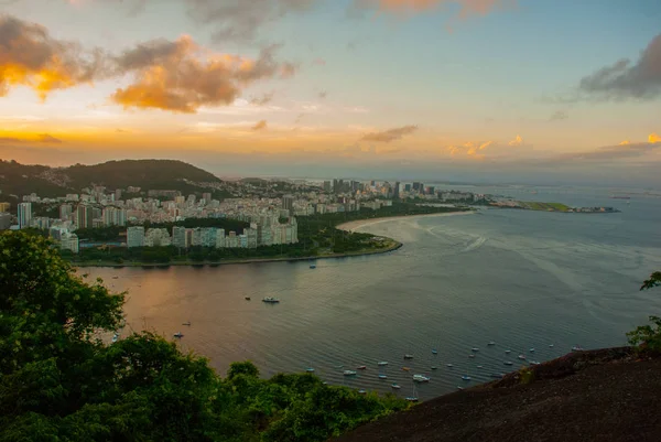 Rio de Janeiro, Brazília: gyönyörű táj naplementekor a tetején a tenger és a szigetek — Stock Fotó