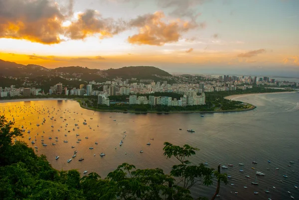 Ріо-де-Жанейро, Бразилія: красиві пейзажі на захід сонця на вершині моря і островів — стокове фото