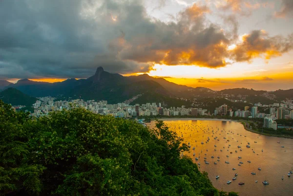 ブラジル、リオデジャネイロ:街の上の夕日の美しい風景. — ストック写真