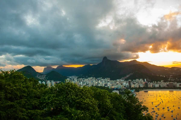 Rio de Janeiro, Brazília: gyönyörű táj naplementekor a tetején a tenger és a szigetek — Stock Fotó