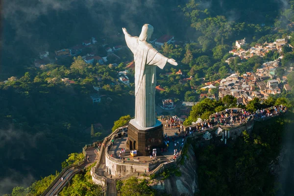 Statua del Cristo Redentore sulla cima di un monte, Rio De Janeiro, Brasile Immagini Stock Royalty Free