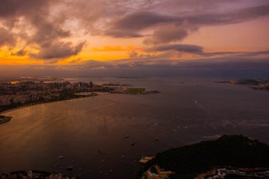 Rio de Janeiro, Brezilya: Deniz ve Adalar üzerinde gün batımında güzel sahne