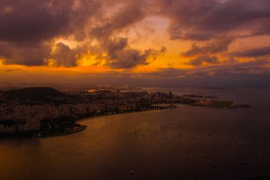 Rio de Janeiro, Brezilya: Deniz ve Adalar üzerinde gün batımında güzel sahne