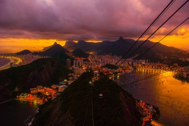 Rio de Janeiro, Brezilya: Deniz ve Adalar üzerinde gün batımında güzel sahne