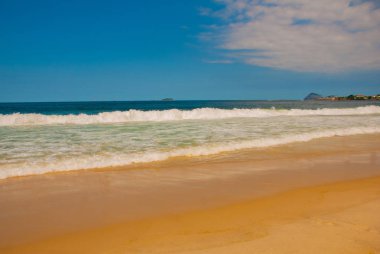 Rio de Janeiro, Copacabana plajı, Brezilya: Deniz ve plaj manzaralı güzel manzara. Rio de Janeiro'nun en ünlü plajı.