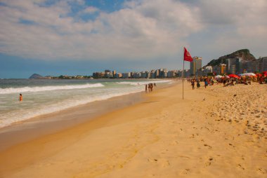 Rio de Janeiro, Copacabana plajı, Brezilya: Deniz ve plaj manzaralı güzel manzara. Rio de Janeiro'nun en ünlü plajı.