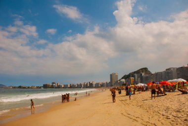Rio de Janeiro, Copacabana plajı, Brezilya: Deniz ve plaj manzaralı güzel manzara. Rio de Janeiro'nun en ünlü plajı.