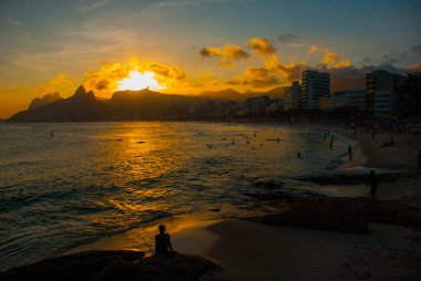 Rio de Janeiro, Brezilya: Ipanema plajı. Gün batımında deniz ve plaj ile güzel manzara.