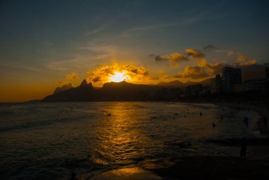 Rio de Janeiro, Brezilya: Ipanema plajı. Gün batımında deniz ve plaj ile güzel manzara.