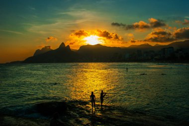 Rio de Janeiro, Brezilya: Ipanema plajı. Gün batımında deniz ve plaj ile güzel manzara.