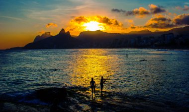 Rio de Janeiro, Brezilya: Ipanema plajı. Gün batımında deniz ve plaj ile güzel manzara.