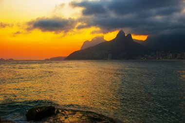 Rio de Janeiro, Brezilya: Ipanema plajı. Gün batımında deniz ve plaj ile güzel manzara.