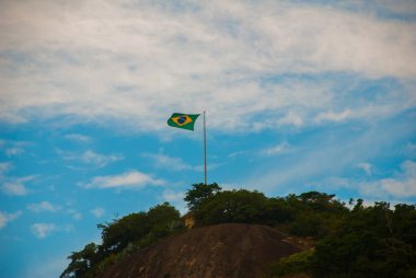 Rio de Janeiro, Lama plaj, Brezilya: dağ ve plaj ile güzel manzara. Dağda Brezilya bayrağı.